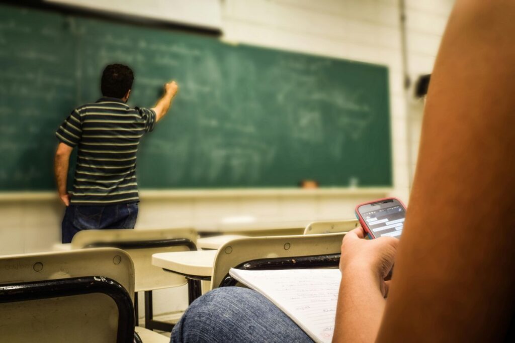 Lehrer vor Tafel, thematisiert Lehrermangel in Niedersachsen