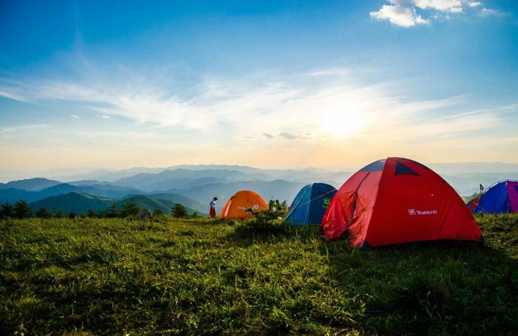 Bild von einem Campingplatz, passend zum Artikel über die 5 besten Campingplätze in Niedersachsen.