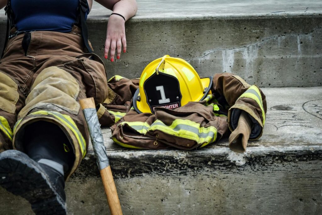 Feuerwehrmann in Uniform repräsentiert neue Dienstgrade der Feuerwehr Niedersachsen.