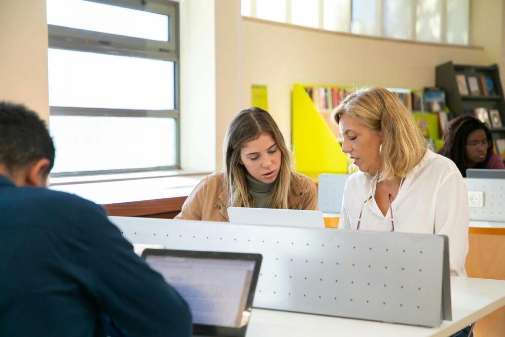 Studierende beim Lernen zur Schulpflichtänderung in Niedersachsen 2024.