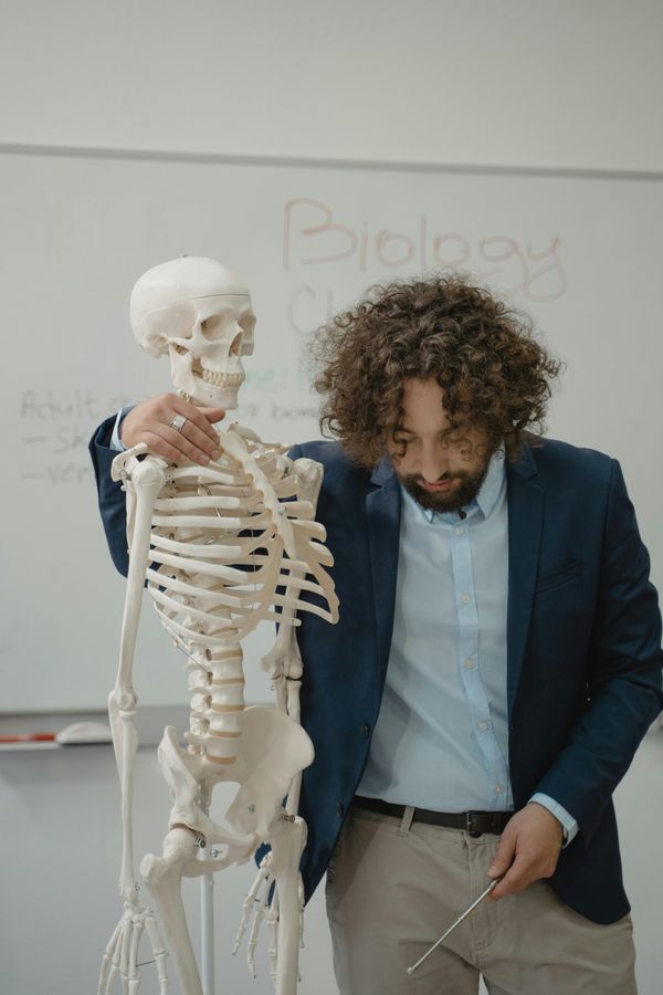 Klassenzimmer symbolisiert Lehrermangel in Niedersachsen.