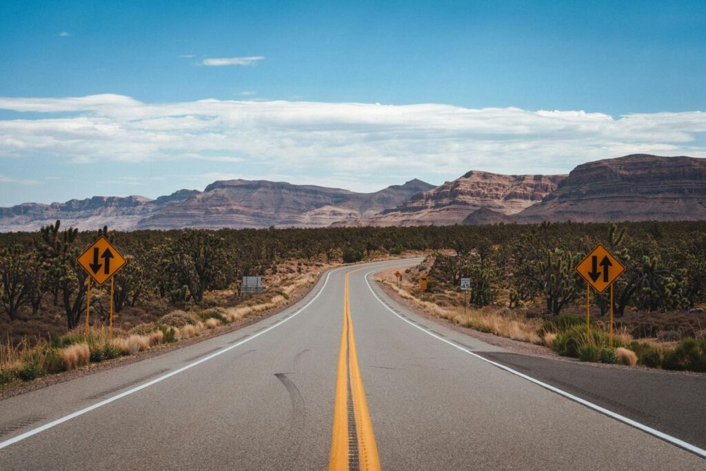 Reiseschilder entlang der Roadtrip Route durch Niedersachsen