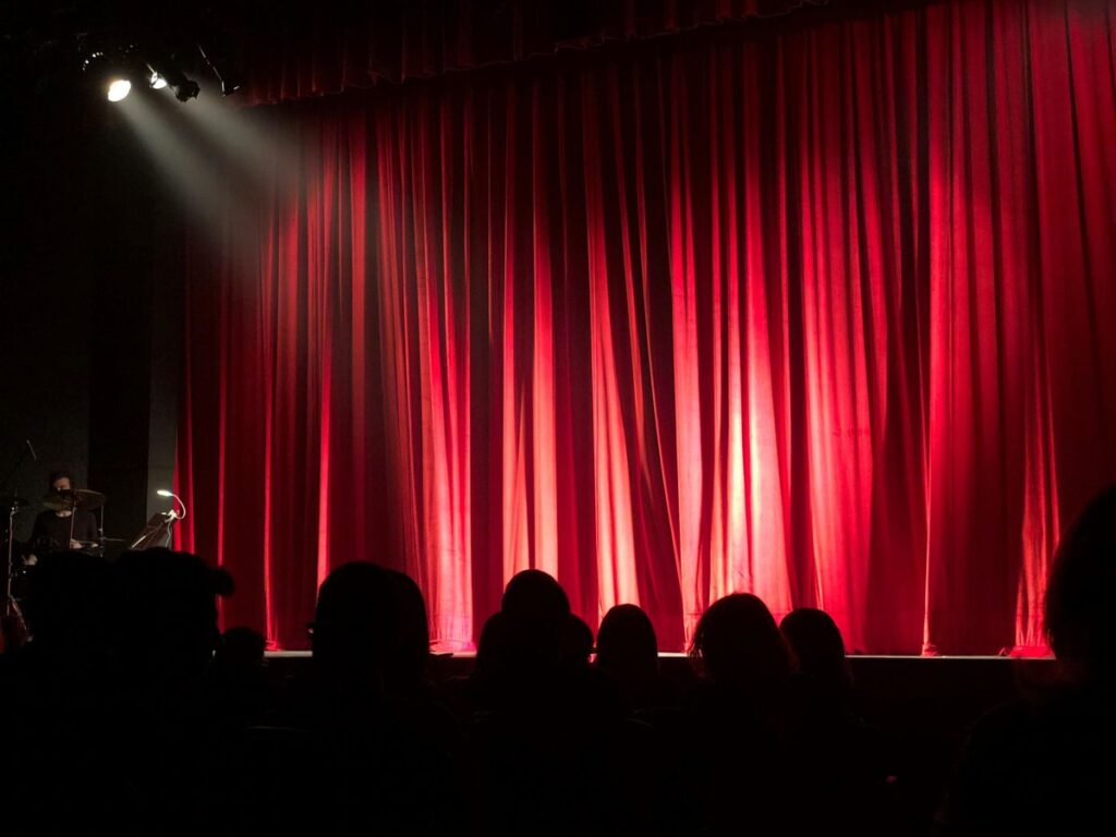 Bild von Public Speaking mit Fokus auf gute Themen für eine Präsentation.