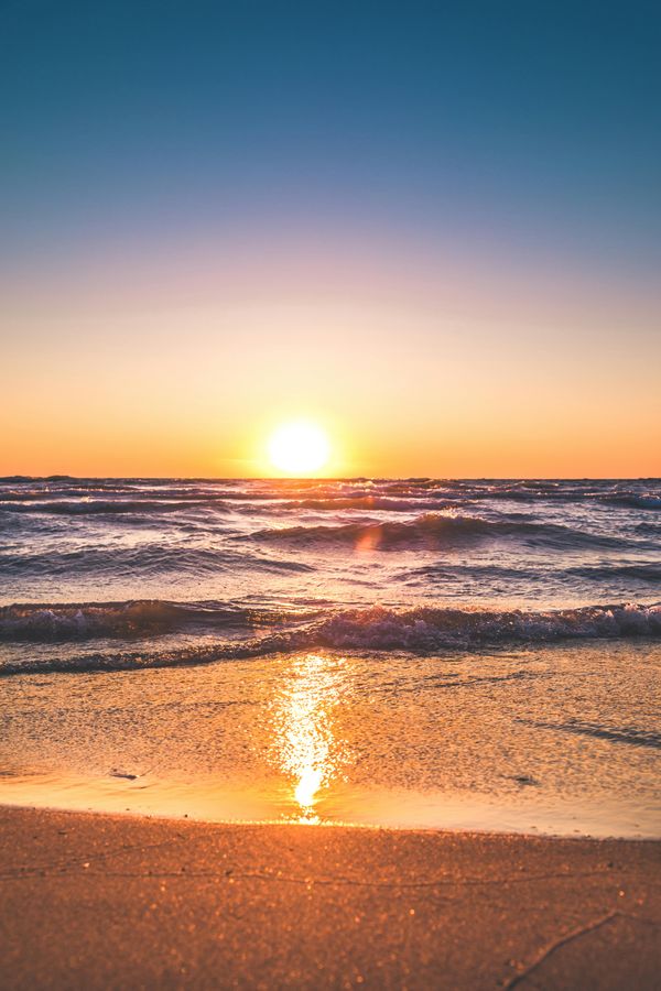 Strandsonnenuntergang an einem der schönen Orte an der Nordsee.