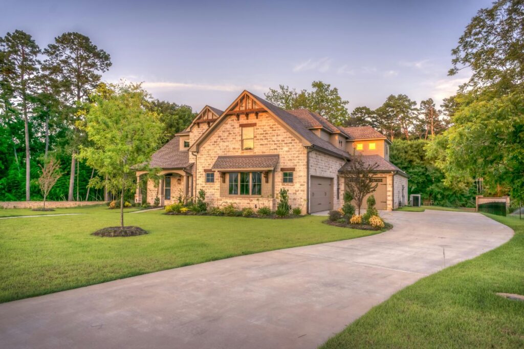 Gartenhaus ohne Baugenehmigung Niedersachsen in einem grünen Garten.